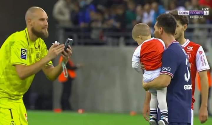 Stade Reims goalkeeper begs Messi for photograph with his son on Ligue 1 debut