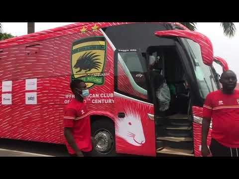 Otumfuo Osei Tutu II blesses Asante Kotoko team bus at Manhyia