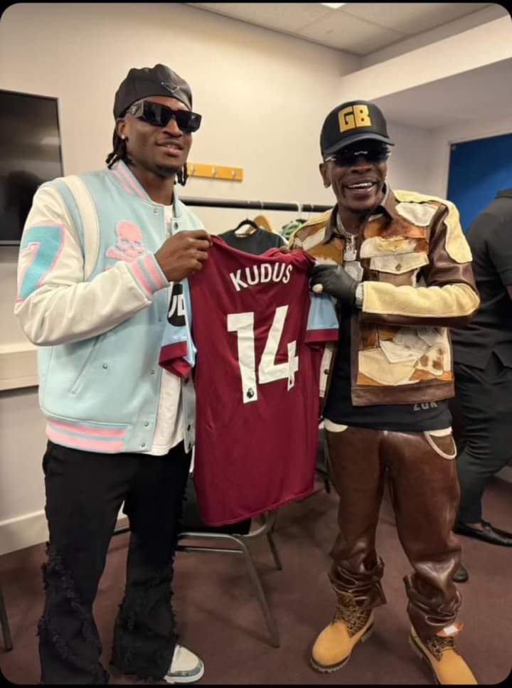 Kudus Mohammed presents Shatta Wale West Ham jersey